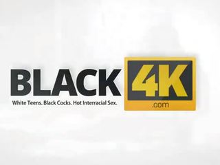 Black4k. neitsyt- musta keikari päällä valkoinen hottie sisään ihana aikuinen video- toiminta