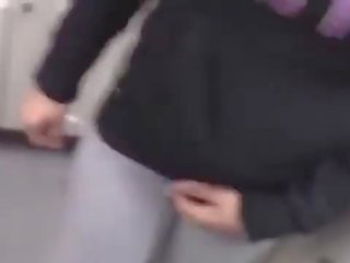 Lascivious jovem grávida gilrfriend a chupar em um público loja
