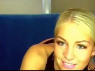 Bedövning blondin onanerar på webkamera