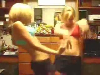 Dois adolescentes a dançar em seu saia e sutiã