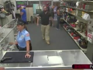 性感 和 巨乳 警察 軍官 sells 她的 firearm 得到 性交