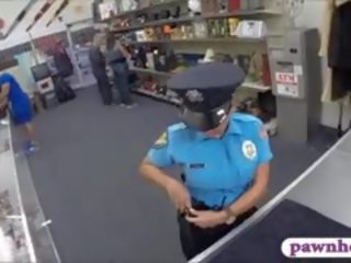 Nona petugas polisi petugas kacau oleh pawnkeeper di dalam itu pawnshop