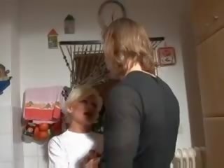 Heiß blond deutsch oma schlug im küche