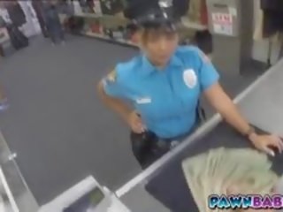 A hölgy rendőr tiszt szívja neki ki