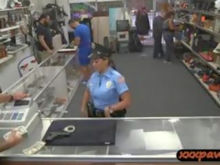 Голям бюст дама полиция офицер pawn тя путка